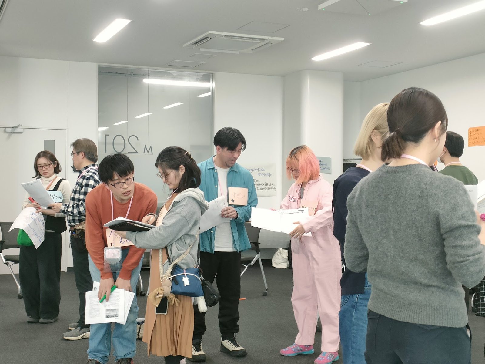 問いの紙を手に、聞き合う参加者たち