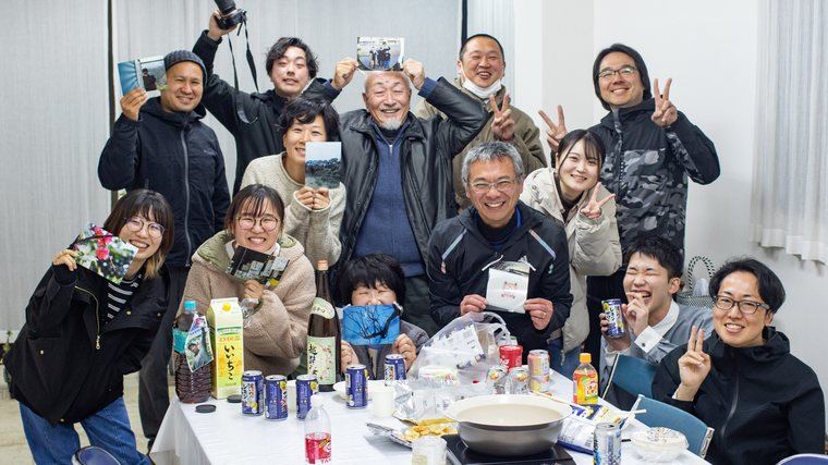 食卓を囲んで笑う人たち